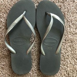 Sliver slim flip-flops